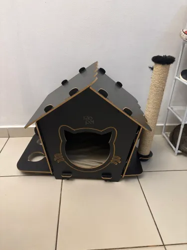 Casa de gato com arranhador 