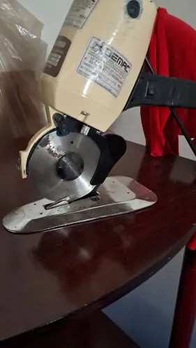 Máquina corte tecido precisa manutenção