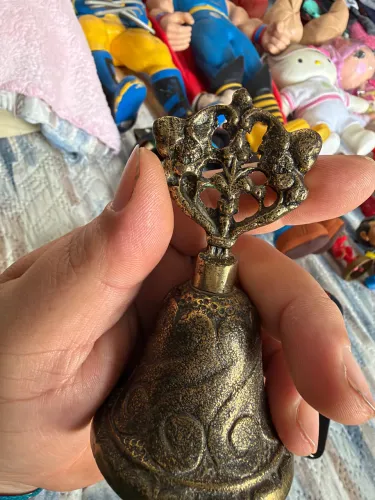 Sino antigo em metal lindo