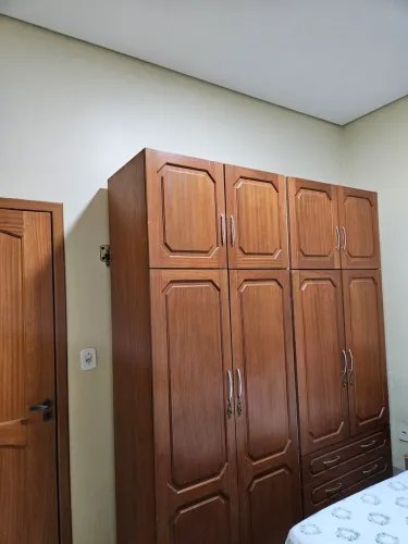 Vendo guarda-roupa de madeira