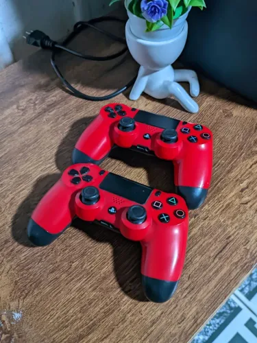 Vendo 2 controles de PS4 para conserto ou retirada de peças.