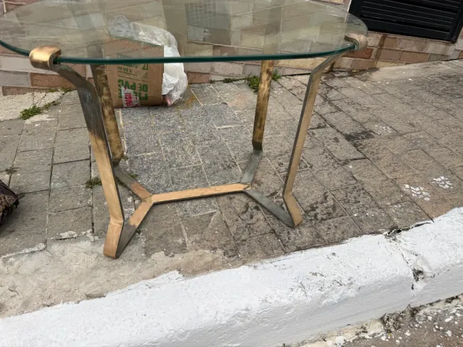 Mesa de centro com base em metal e vidro temperado
