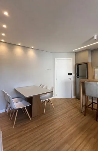Mesa de jantar 4 lugares e cadeiras
