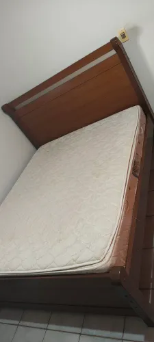 Cama de casal usada