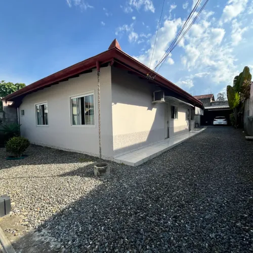 Casa com Piscina e Área de Festas - Terreno de 383 m² | Avalia Permuta