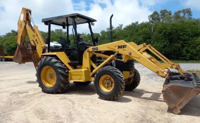 Retroescavadeira MF96 ano 2009 4x2