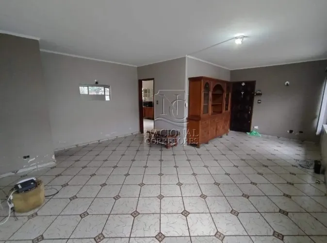 Casa térrea para locação no bairro Santa Terezinha 3 dormitórios, suíte, quintal e 6 vaga