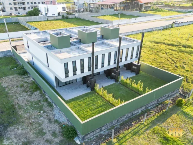 Casa Nova com 3 Dormitórios, Jardim e Área Gourmet