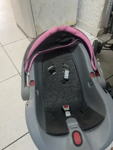 Carrinho de bebê e bebê confort