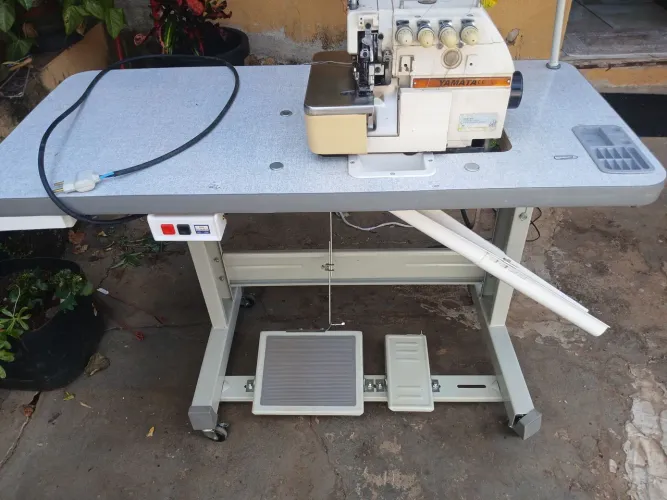Vendo uma máquina ponto cadeia semi nova, com rodinhas na base.