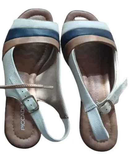 Sandália Cores Branco, Marrom e Azul