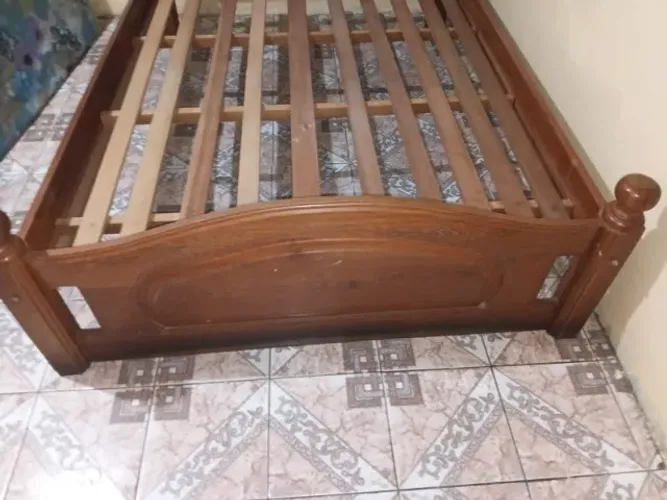 Cama de casal de madeira Angelin, seme nova valor 700 reais.