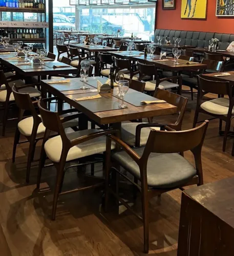 Conjunto Mesas e cadeiras restaurante