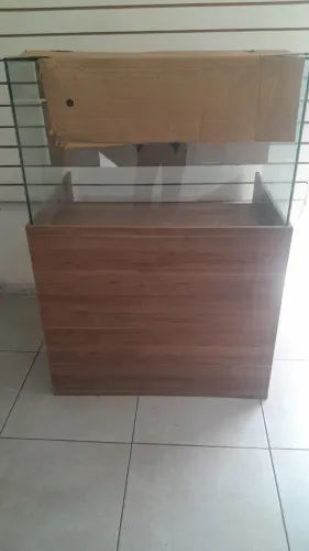 Balcão de apoio em madeira e vidro para lojas de comércio ou serviços.