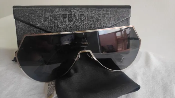 Óculos modelo FENDI lente preta 