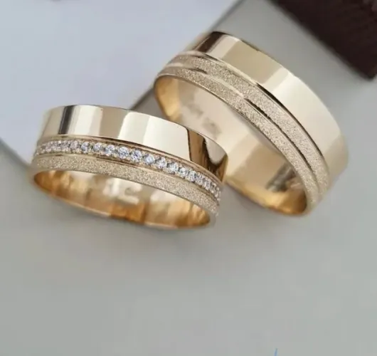 Modelos de aliança em ouro 18k