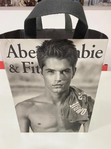 Bolsa da Abercrombie & Fitch perfeita para amantes da marca e colecionadores Anos 90