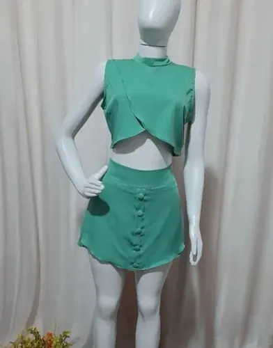 Conjunto de Short Saia com botões na frente.<br>