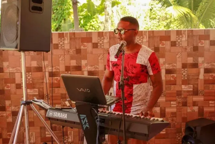 MÚSICO PROFISSIONAL PARA EVENTOS | VOZ, VIOLÃO, TECLADO & GUITARRA