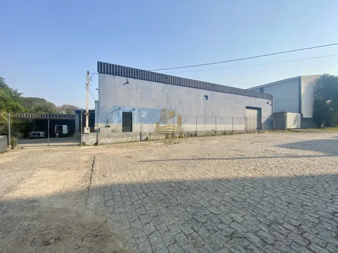 Barracão/Galpão localizado no Bacacheri à uma quadra da Linha Verde e da Rua Fagundes Vare