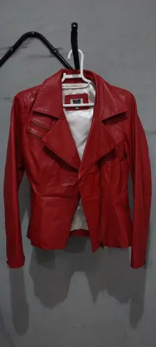 Jaqueta feminina de couro legítimo vermelho persa - tamanho P (seminova)