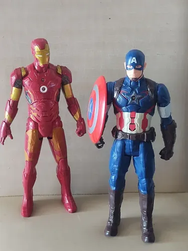Bonecos do Homem de Ferro e Capitão América