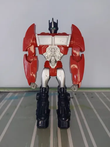 Boneco transforme 'Optimus Prime'