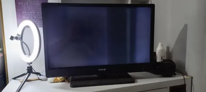 Tv led cce 28 pol **imagem sumiu e tá cheio de linhas na tela ** conforme a foto