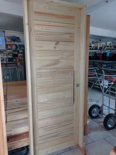 Porta externa negativada de Pinus tratado 2.10x80 cx 7 a 14