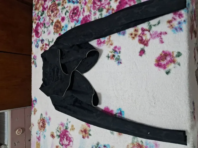 Jaqueta preta com detalhes