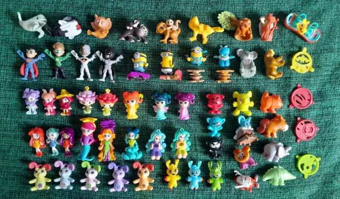 Lote kinder ovo - 53 bonecos 