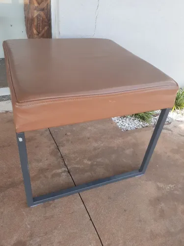 Banco/Puff em Couro Marrom com Base Metalica