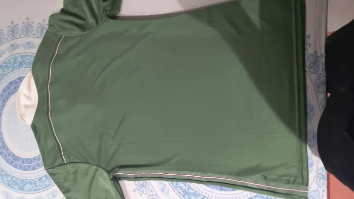 Camisa Esportiva Verde com Detalhes