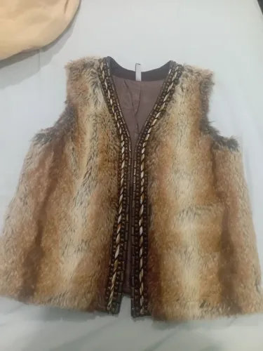 Colete de Pelúcia com Detalhes missangas