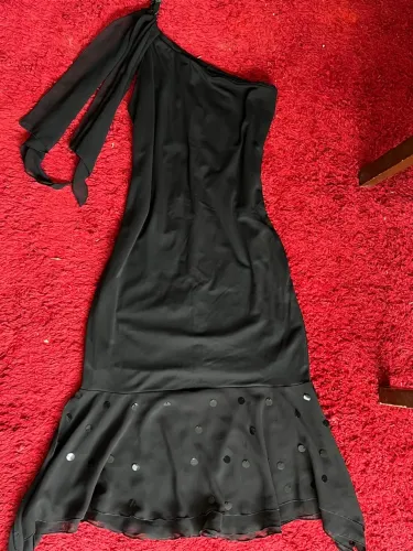 Vestido de festa preto com detalhe de bolinhas
