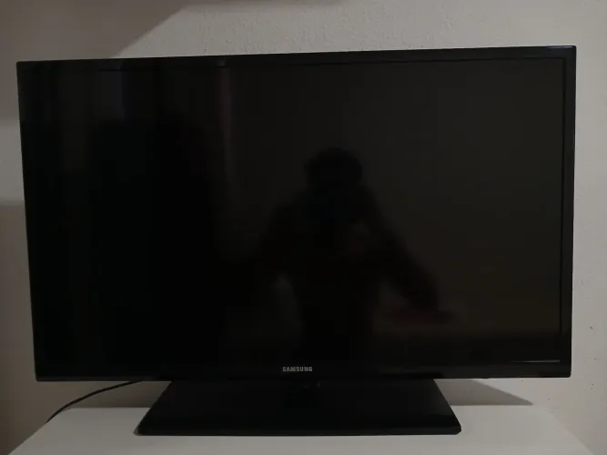 (Usada) - TV Samsung 32" *com defeito na tela!*.