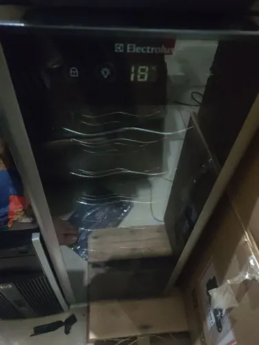 Adega Electrolux 8 garrafas com defeito 