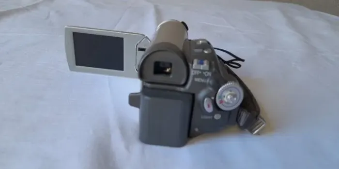 Filmadora Panasonic. Retirar no local, com pagamento em dinheiro.