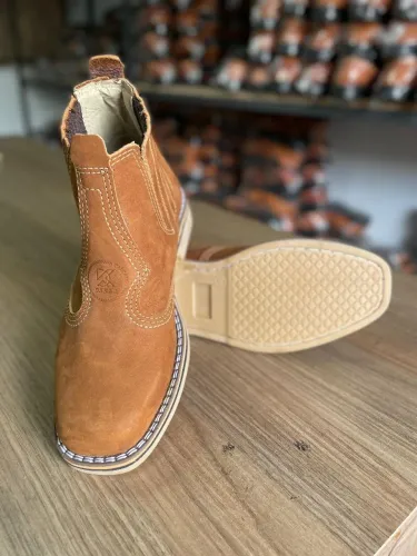 Bota de Couro Marrom - Conforto e Estilo