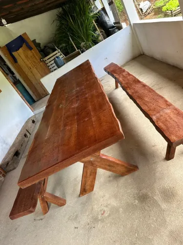 Conjunto de mesa e bancos rústicos de madeira