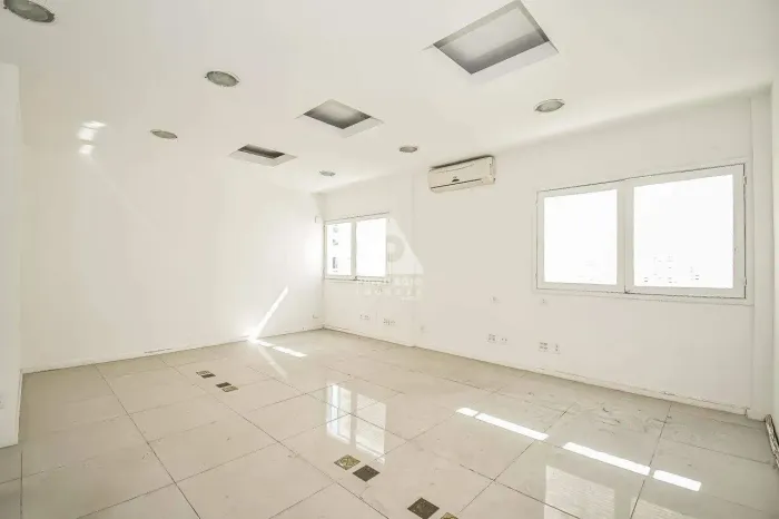 Sala comercial duplex reformada, 400 m² pronta para uso e com vista livre