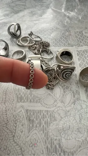 Anel de prata com corações