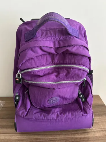 Mochila Kipling roxa com rodinha - ORIGINAL