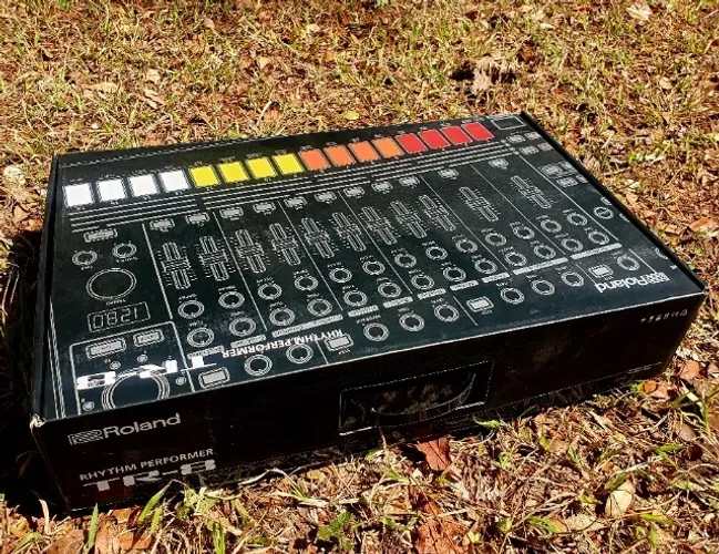 Roland TR8 - Drum machine (seminova)