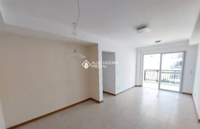 Apartamento de 02 quartos no Abraão.