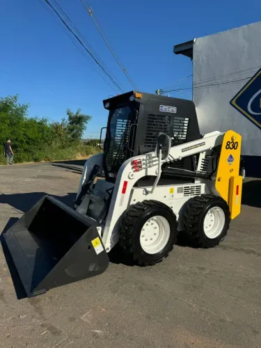Locação de Minicarregadeira 830 kg