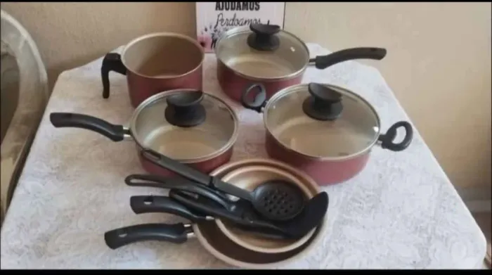 Kit 9 Peças Panela Alumínio 14cm a 18cm Antiaderente  com Tampa de Vidro e 3 Talheres 