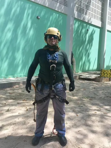Cuidando de árvores com segurança, e roçagem