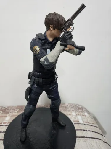 Action Figure Leon Kennedy 30cm magnum exclusiva