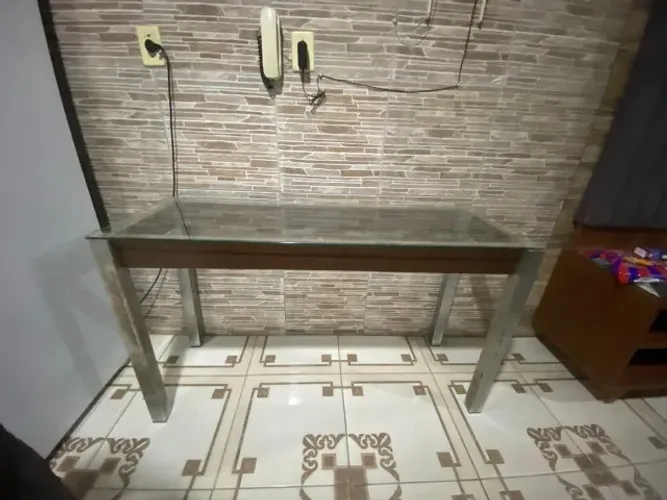 Aparador para sala com tampo de vidro